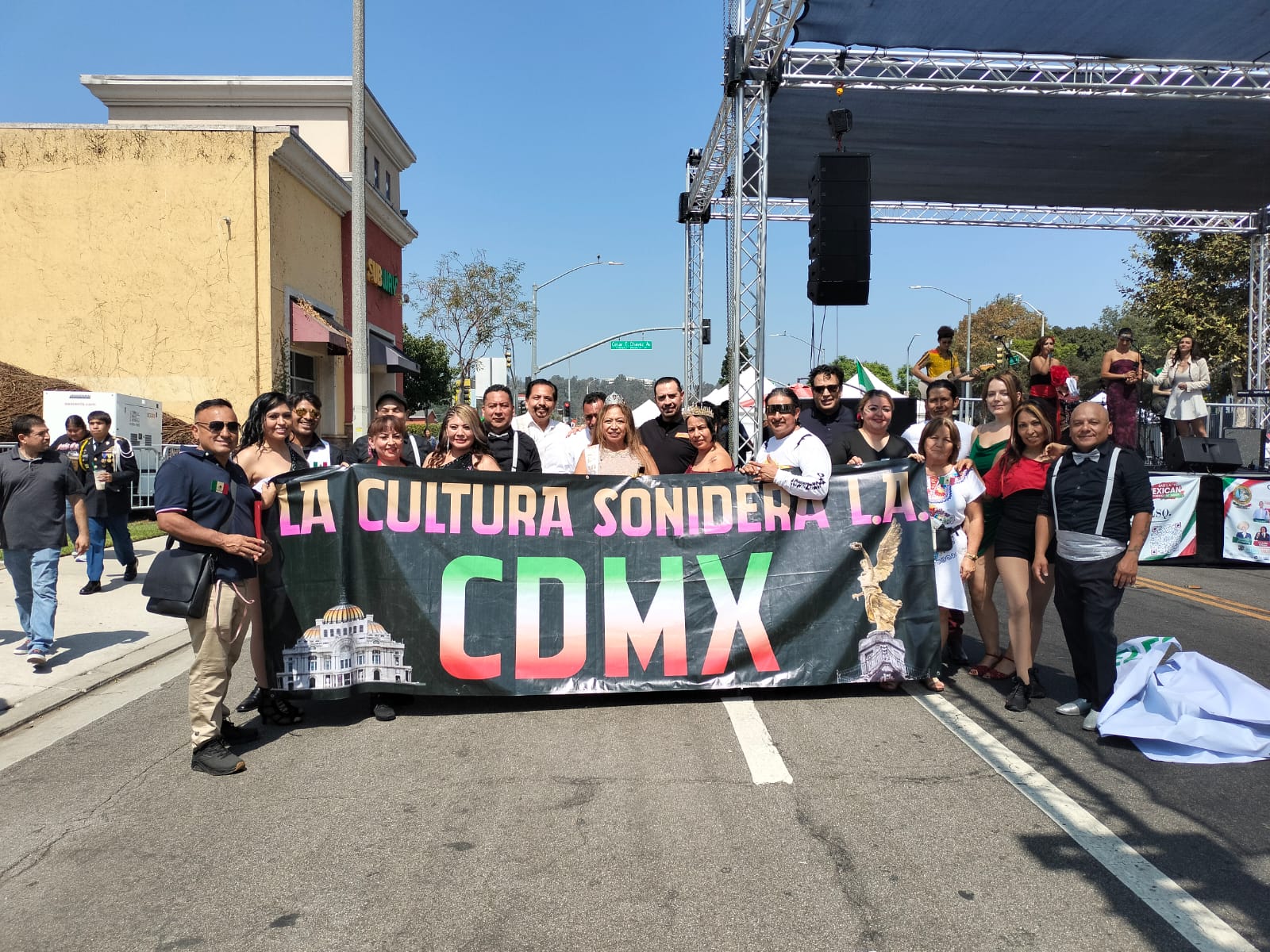 Club de Chilangos en el desfile del comité 2025. Foto 3 de 20.