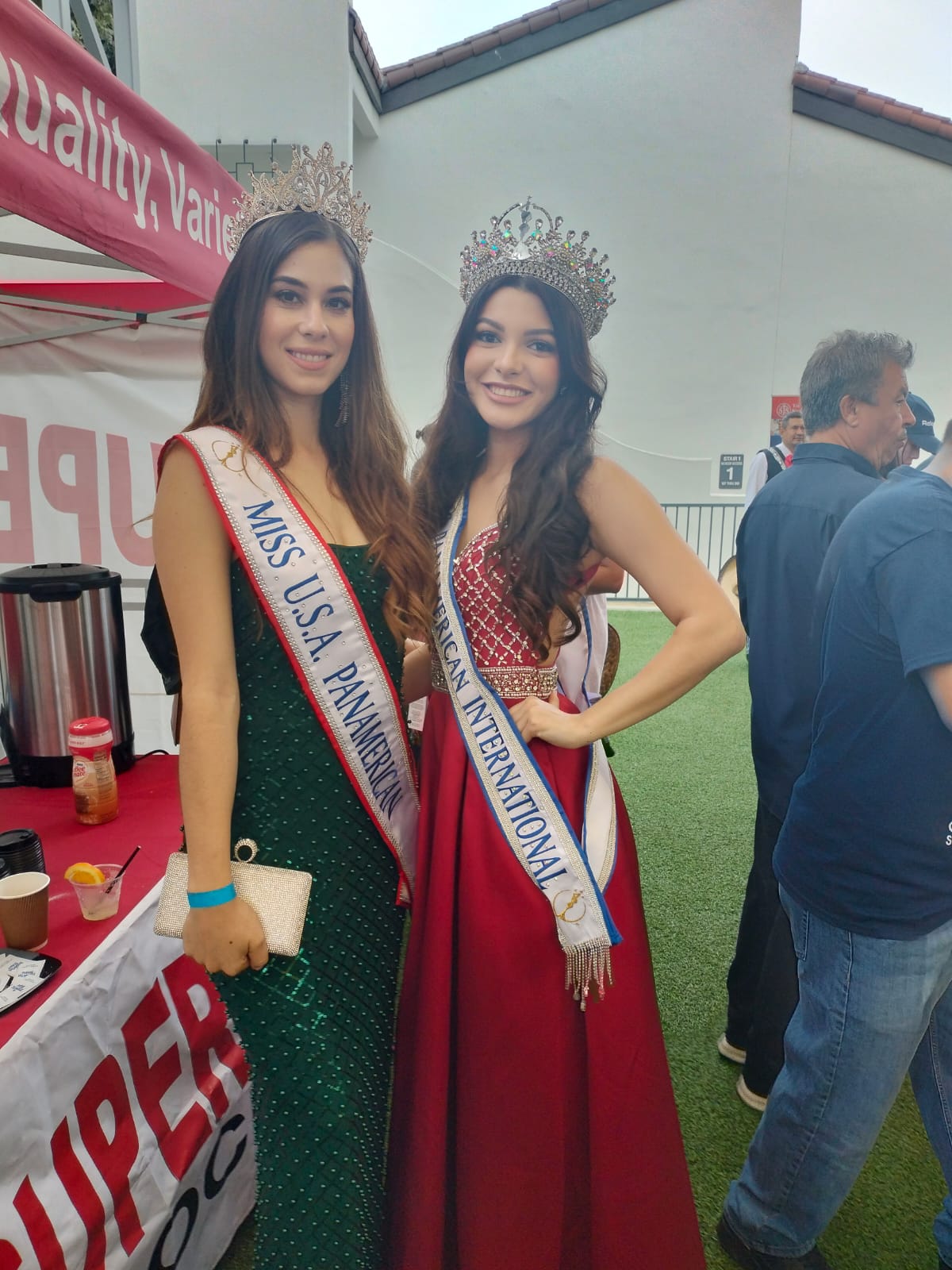 Club de Chilangos en el desfile del comité 2025. Foto 14 de 20.